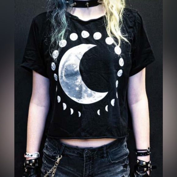 Hot Topic Tops - Hot Topic Moon Phases Boxy Girls Crop T-Shirt Like New! Size M Raw hem & Neck